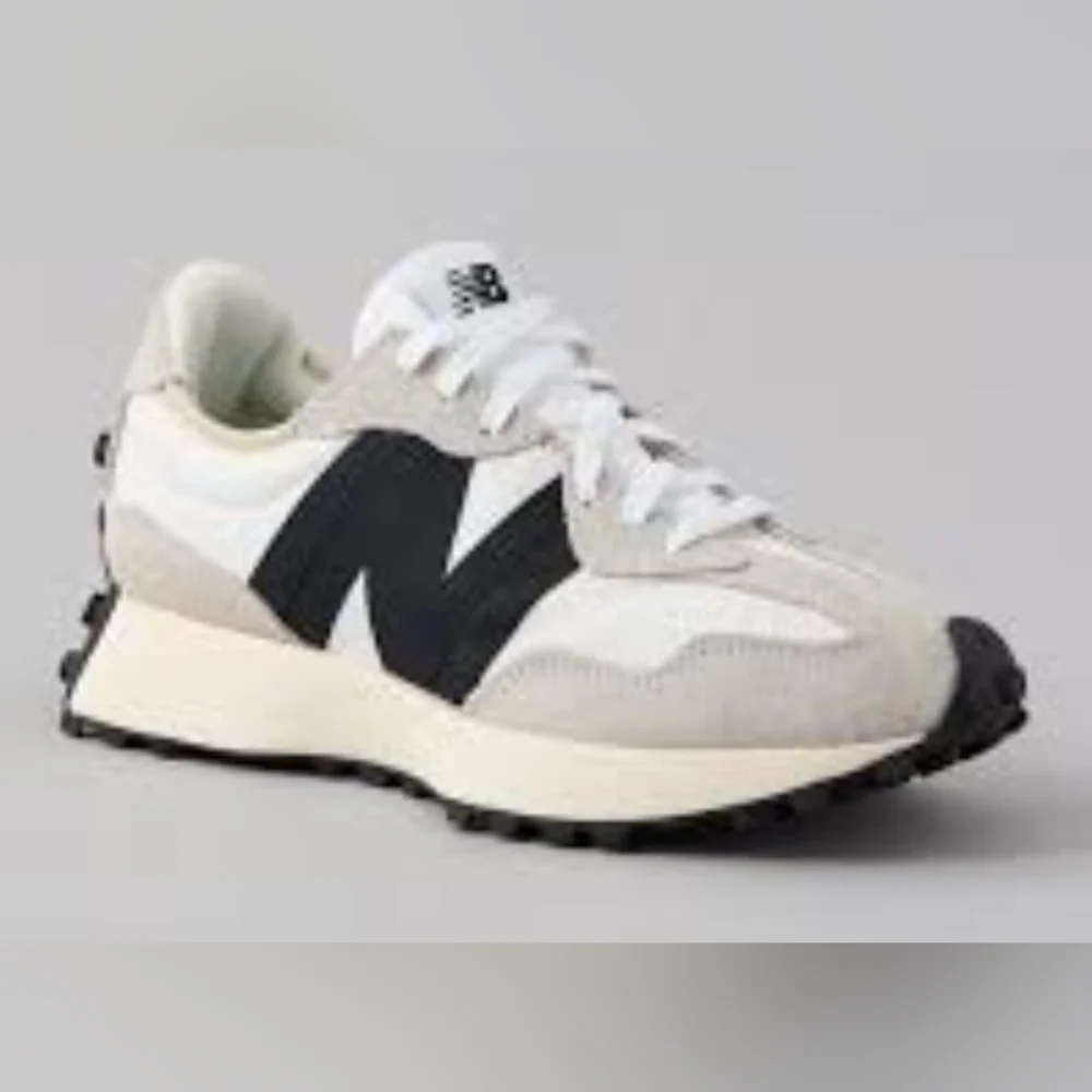 New Balance Women's 327 Sneaker